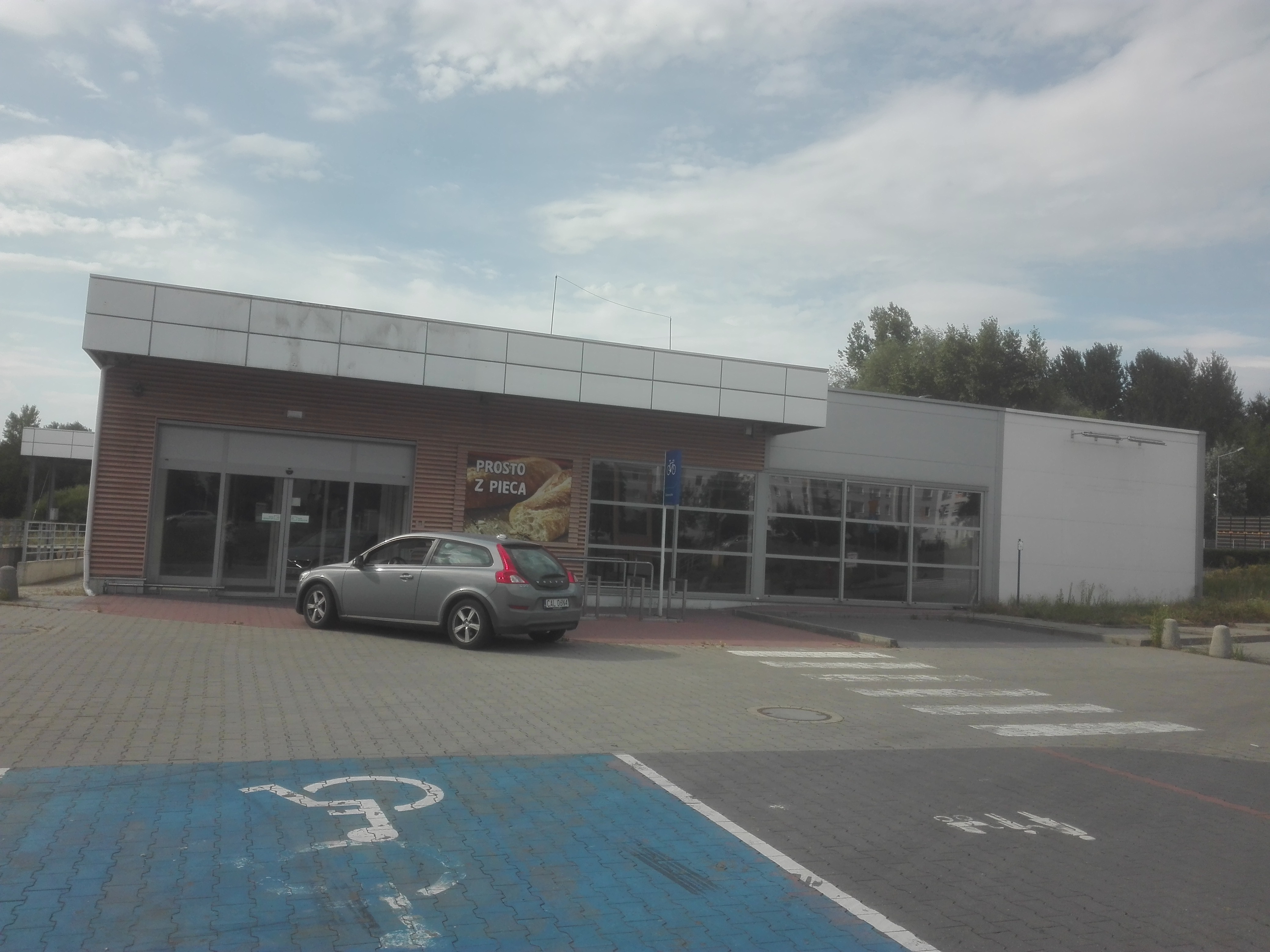 Budynek dawnego Tesco przy ul. Wapiennej 1 w Toruniu z zewnątrz