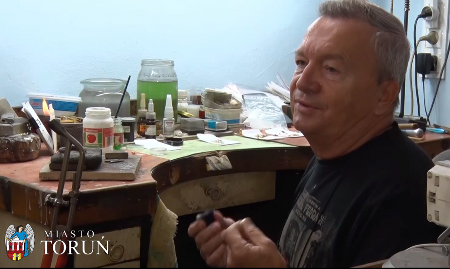 Właściciel pracowni jubilerskiej w swoim warsztacie