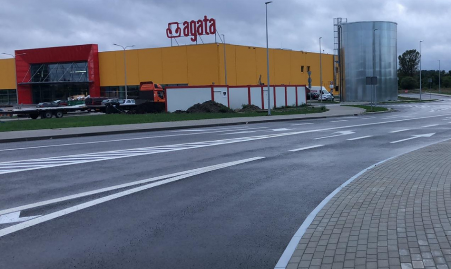 Zdjęcie sklepu firmy Agata S.A. przy ulicy Olsztyńskiej w Toruniu z perspektywy przechodnia