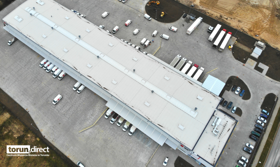Zdjęcie przedstawia ujęcie z drona magazynu firmy DPD