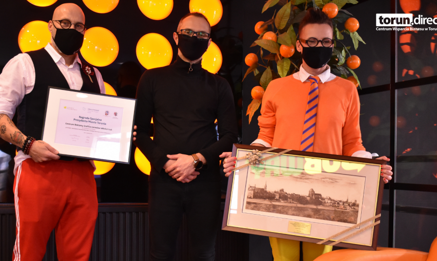 Aleksandra i Jarosław Włodarczykowie z firmy Graffico odbierają dyplom i nagrodę z rąk dyrektora CWB Łukasza Szarszewskiego.