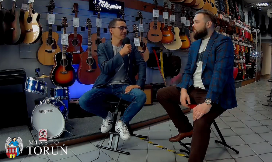 Na zdjęciu  jest prowadzący sklep muzyczny Bratpol  - Przemysław Huzarski w rozmowie z Tomaszem Kaczyńskim. 