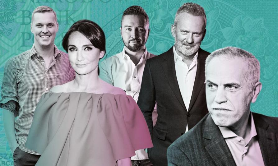 Sylwetki pięciu polskich osobowości ze świata biznesu stoją na tle grafiki stworzonej na wzorze banknotu złotówki