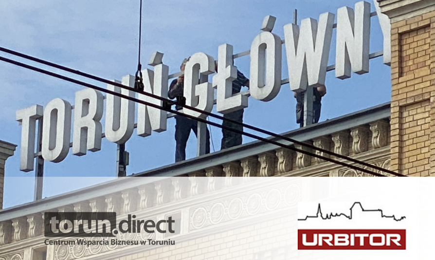 Zdjęcie przedstawia budynek Dworca Głównego i logotypy Urbitor i CWB