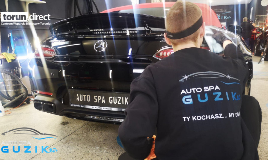 Na zdjęciu pracownik Auto Spa Guzik podczas pracy w salonie 