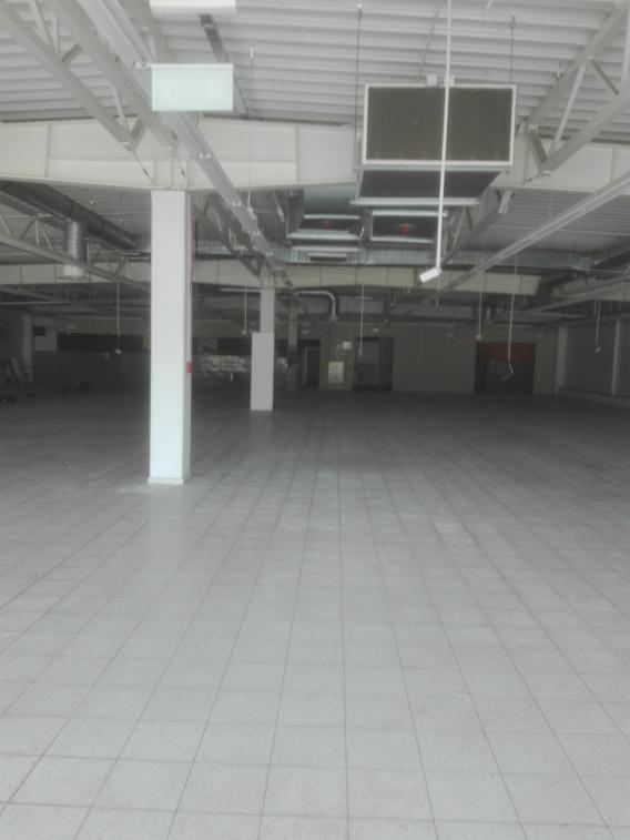 Budynek dawnego Tesco przy ul. Wapiennej 1 w Toruniu wewnątrz