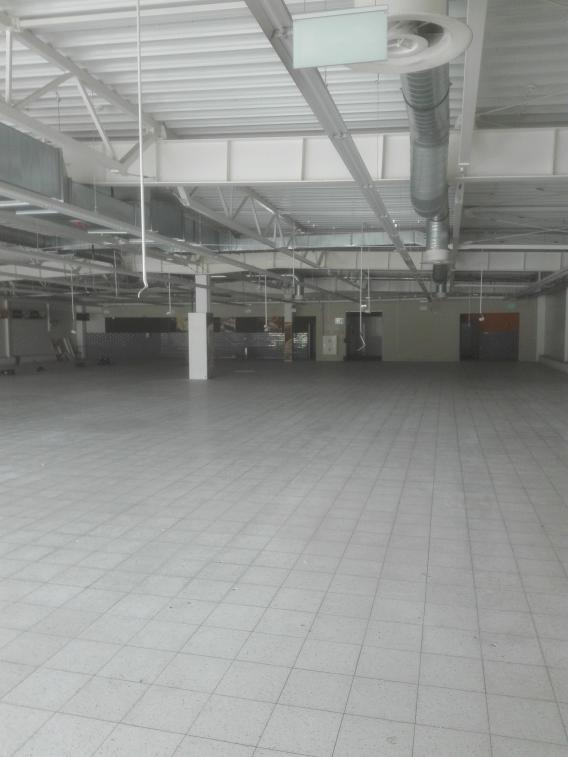 Budynek dawnego Tesco przy ul. Wapiennej 1 w Toruniu wewnątrz