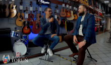 Na zdjęciu  jest prowadzący sklep muzyczny Bratpol  - Przemysław Huzarski w rozmowie z Tomaszem Kaczyńskim. 