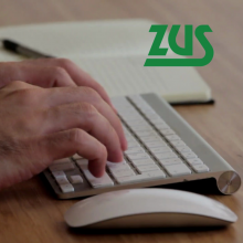 Zdjęcie przedstawia dłonie na klawiaturze i logotyp ZUS