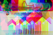 Grafika z pieniędzmi i nieruchomościami, w tle panorama Torunia
