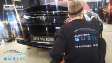 Na zdjęciu pracownik Auto Spa Guzik podczas pracy w salonie 