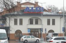 Na zdjęciu budynek dawnej ujeżdżalni, dziś sklep spożywczy