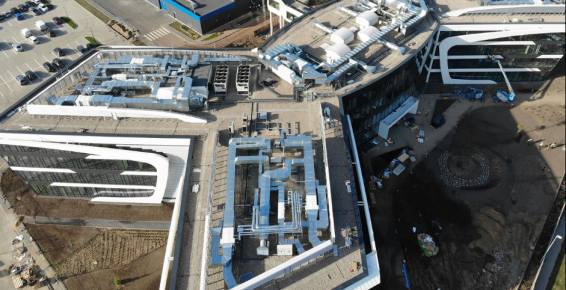 Nowoczesny budynek Grupy NEUCA na toruńskim JARze widziany z lotu ptaka