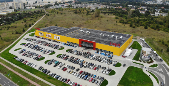 Zdjęcie nowego sklepu Agata S.A. przy ulicy Olsztyńskiej w Toruniu z lotu ptaka w dniu otwarcia