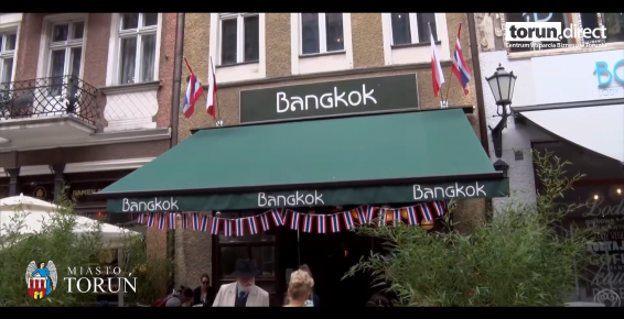 Kadr z filmu na temat Restauracji Bangkok z cyklu "Starówka Mistrzów. Zdjęcie przedstawia restauracje z zewnątrz budynku