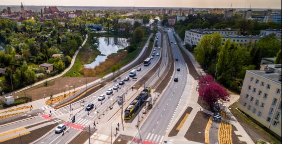 Ulica Przy Kaszowniku z lotu ptaka. W oddali panorama miasta