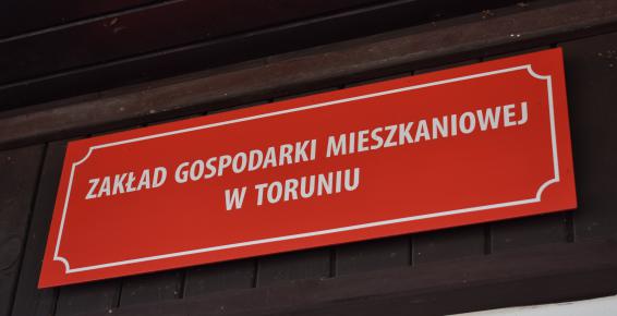Szyld Zakładu Gospodarki Mieszkaniowej w Toruniu