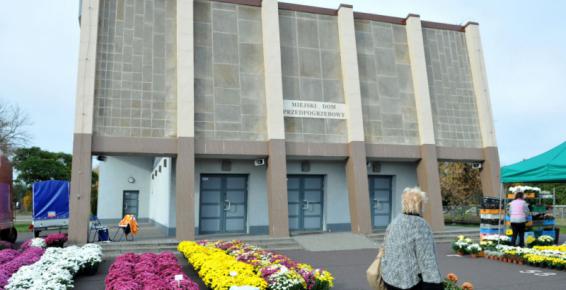 Na zdjęciu: sprzedawcy handlujący żywymi kwiatami przed cmentarzami