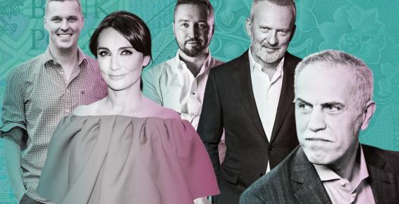 Sylwetki pięciu polskich osobowości ze świata biznesu stoją na tle grafiki stworzonej na wzorze banknotu złotówki