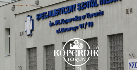 Zdjęcie przedstawia Szpital Miejski w Toruniu wraz z logotypem Kopernik Toruń