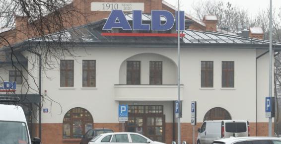 Na zdjęciu budynek dawnej ujeżdżalni, dziś sklep spożywczy