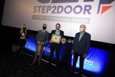 Przedstawiciele nowego laureata znaku uroczyście odbierają certyfikat na scenie