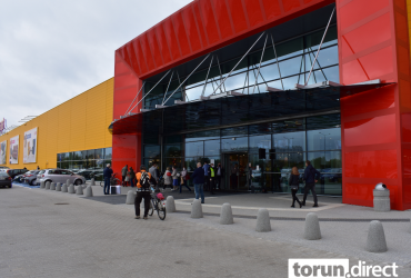 Wejście do salonu Agata w Toruniu przy ulicy Olsztyńskiej w dniu otwarcia