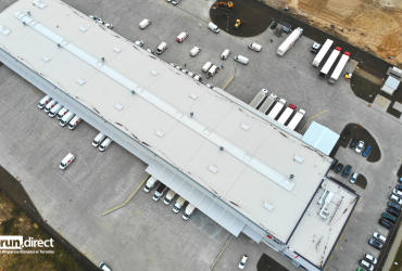 Zdjęcie przedstawia ujęcie z drona magazynu firmy DPD