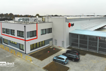 Zdjęcie przedstawia ujęcie z drona magazynu firmy DPD