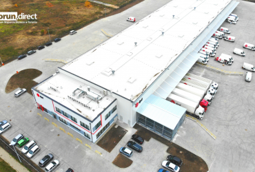 Zdjęcie przedstawia ujęcie z drona magazynu firmy DPD