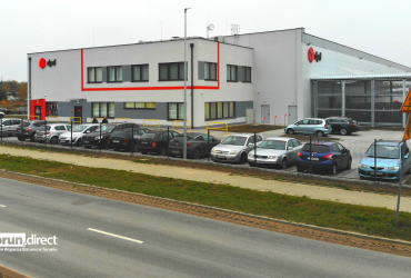 Zdjęcie przedstawia ujęcie z drona magazynu firmy DPD