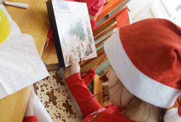 Na zdjęciu dzieci z placówki Młody Las i Zastępca Prezydenta Torunia Paweł Gulewski 