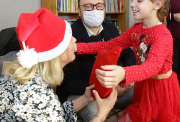 Na zdjęciu dzieci z placówki Młody Las i Zastępca Prezydenta Torunia Paweł Gulewski 