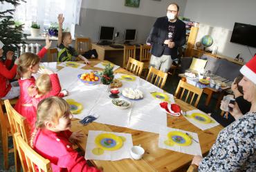 Na zdjęciu dzieci z placówki Młody Las i Zastępca Prezydenta Torunia Paweł Gulewski 