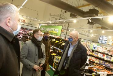 Na zdjęciu budynek dawnej ujeżdżalni, dziś sklep spożywczy