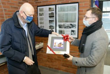 Na zdjęciu budynek dawnej ujeżdżalni, dziś sklep spożywczy